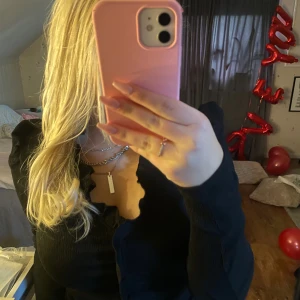 Svart blus med volang från Lindex - Supersnygg svart blus från Lindex i storlek S. Blusen har långärmade ärmar, volangdetalj ,  och är gjord i ett lätt, strukturerat tyg som ger en trendig look. Perfekt att styla med smycken för en cool outfit.