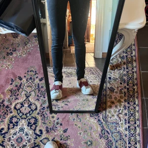 Svarta slim jeans från Ralph Lauren 30/32 - Säljer ett par svarta slim jeans med hög midja. Jeansen har klassisk femficksdesign, dragkedja och knapp framtill. Snygg passform som sitter tight hela vägen ner och passar perfekt till sneakers eller boots. Modellen är 178cm 70kg midja 39cm längd 98cm (19)