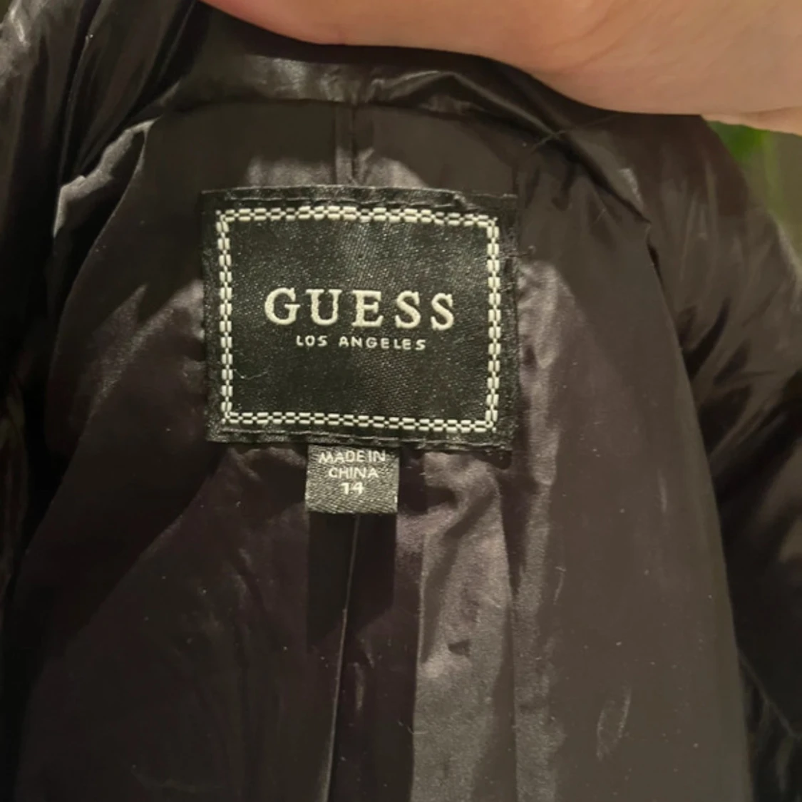 Svart pufferjacka från Guess - 3