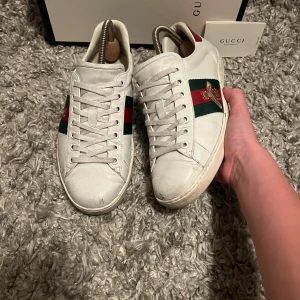 Gucci Ace ”Bee” - Hej! Säljer dessa feta gucci ace skor i storlek 40 som är garanterat äkta! (äktehetsbevis ingår i köpet) och har med allt OG förutom dustbagen jag har tappat bort 😑 Priset är inte hugget i sten och kan sänkas vid snabb affär. Hör av dig vid minsta fråga! 🤗
