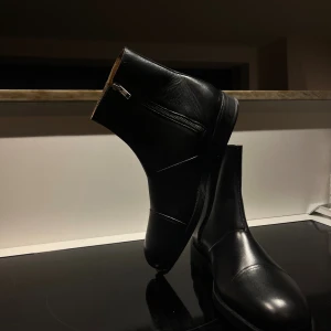 Séfr pagoda Boots  - Helt nya skinn boots från Séfr i slätt skinn med dragkedja på sidan och diskret söm över tån. Klassisk och stilren design med låg klack och rund tå, perfekta till både jeans och dressade outfits. Insidan är ljusbrun för en schysst kontrast.  Nypris≈ 6930kr