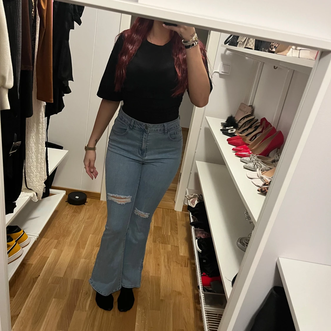 Blå bootcut jeans med slitningar