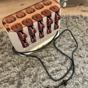Remington värme hårrullar - Hårrullar som värms på och ger en snygg blow out. Fick i julklapp förra året men bara testade fåtal gånger annars bara stått på mitt rum.