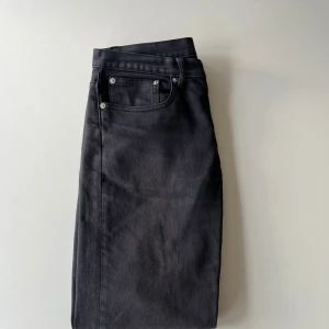 Svarta jeans A.P.C. Petit Standard - Säljer ett par mörkgrå A.P.C. Petit Standard jeans med klassisk femficksdesign och slim fit modell. Nypris är ca 2500kr mitt pris är endast 449kr. Jeansen har en snygg och smal passform. De är tillverkade i kraftigt bomullstyg och de är perfekta för dig som vill ha en clean och avslappnad look, om du har några frågor eller funderingar är det bara att säga till Mvh.