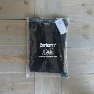 Svart Carhartt T-shirt – Helt ny! Ekologisk bomull♻️ - Ny och oanvänd svart Carhartt T-shirt i storlek M. Tillverkad i 100% ekologisk bomull – perfekt basic till sommargarderoben. 🆕 Skick: Helt ny 🌱 Ekologisk bomull 🖤 Tidlös stil med tryck – funkar alltid 🚚 Fraktas gratis för tillfället 🌟 