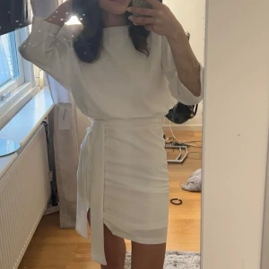 Studentklänning - Säljer min studentklänning för jag har hittat en annan alltså helt ny.  Storlek 34. Säljs för 516kr. Pris går att diskuteras.  Vid intresse är det bara att höra av sig💗