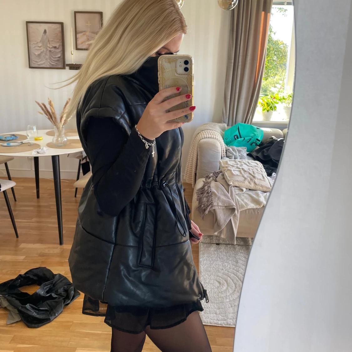 Svart skinnimitation väst LXA, Linn Ahlborg, M - 1