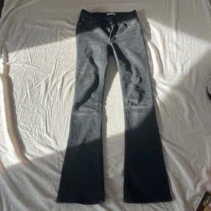 Svarta bootcut jeans från Gina tricot - Snygga svarta bootcut jeans från Gina i storlek 32. Passar folk mellan 160-165cm. Jeansen har endast användts 2 gånger och orginal priset är 500. Materialet är stretchigt och bekvämt, perfekt. Kontakta för fler frågor💕