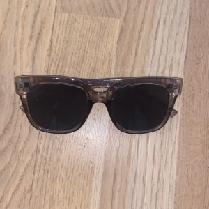 Genomskinliga fyrkantiga glasögon - Säljer ett par stilrena glasögon med transparent genomskinlig båge och fyrkantig form. Perfekta för dig som vill ha en modern och clean look. Bågarna är i plast och har en diskret design som passar till det mesta.