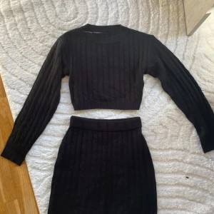 Stickat sett, M - Stickat sett, storlek M. Osäker på märket 