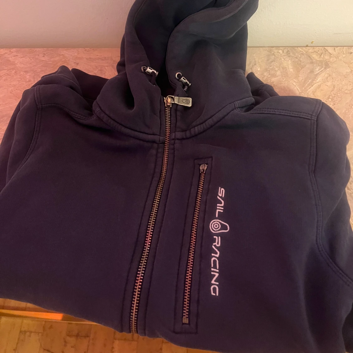 Mörkblå hoodie från Sail Racing - 1