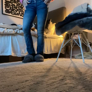 Mörkblå  jeans med låg midja - Säljer ett par mörkblå jeans med låg midja och klassisk femficksdesign. Jeansen har en tight passform och är tillverkade i stretchigt denimtyg som sitter snyggt längs benen (ej skinny). Har då sytt om de själv till en lägre midja