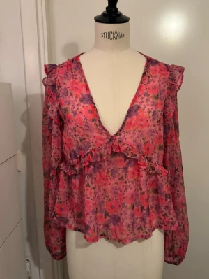 Söt blus från Bik Bok XS - Jättesöt blus i rosa från Bok Bok. Framsidan har extra foder så den är inte genomskinlig. Använd  endast 2ggr. Hämtas på Hägerstensåsen eller skickas. 🌸