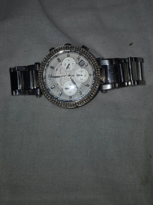 Ingen väst på bilderna - Michael kors klocka på bilden. Pris kan diskuteras