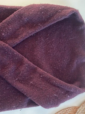 Vinröd polotröja från Stay XS - Mysig vinröd polotröja från Stay i storlek XS. Tröjan har en klassisk polokrage och är stickad i ett mjukt material som passar perfekt för kyliga dagar. Enkel design med ribbad nederkant och ärmslut, perfekt att matcha med jeans eller kjol. den är nopprig 