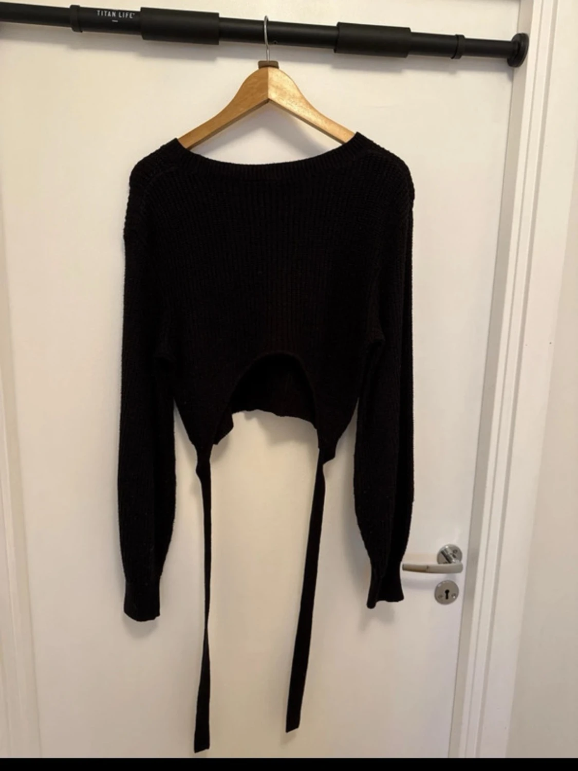 Svart croppad stickad tröja med knyt - 1