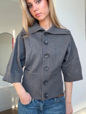 Grå kofta - Så fin med trekvartsärm!!