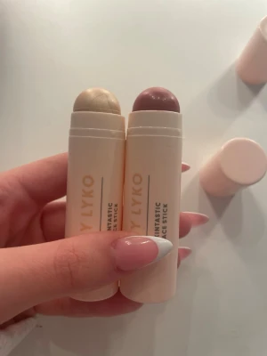 By Lyko Skintastic Face Stick🫶🏻 - Två Skintastic Face Stick från By Lyko. En är skimrande champagnefärgad, perfekt som highlighter, och den andra är en rosabrun ton som funkar som rouge. Båda i smidiga, ljusbeige stiftförpackningar som är enkla att ta med i väskan. Båda är öppnade men bara blushen är testad! 50kr styck eller 75kr för båda🤍