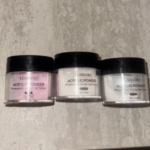 LIMEGIRL akrylpulver 3-pack - Tre burkar akrylpulver från LIMEGIRL i färgerna rosa, transparent och vit. Perfekt för att skapa snygga naglar hemma. Varje burk innehåller 15g och har svart lock. Passar både nybörjare och proffs som vill fixa naglarna.