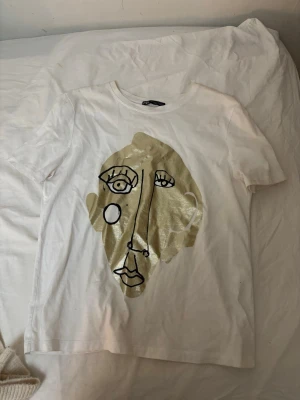 unik zara t-shirt - jättecool T-shirt från Zara som ej säljs längre, nyskick💓💓