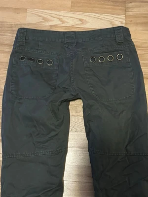 y2k jeans - gröna jeans från vero moda i storlek 36. använd ”köp nu”. 5/1-2026