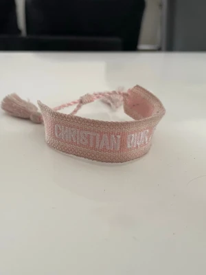 Christian dior Armband - Rosa Armband från Christian Dior Pris: 250kr Använd ett fåtal gånger! Pris kan diskuteras!