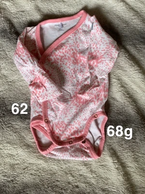 Polarn o pyret omlottbody - Fint använt skick. Storlek 62.