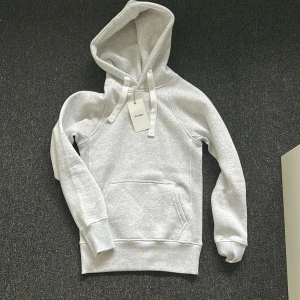 Russemerch hoodie - Säljer min russemerch hoodie var inte nöjd med storleken, endast seriösa köpare. Skickar så fort jag kan!