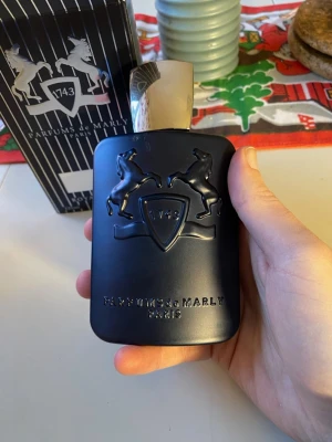 Parfums de Marly herrparfym - Lyxig parfym från Parfums de Marly Paris med stilren design och exklusiv känsla. Perfekt för dig som vill sticka ut och visa din personlighet. Flaskan har en cool matt finish och detaljer med hästar.