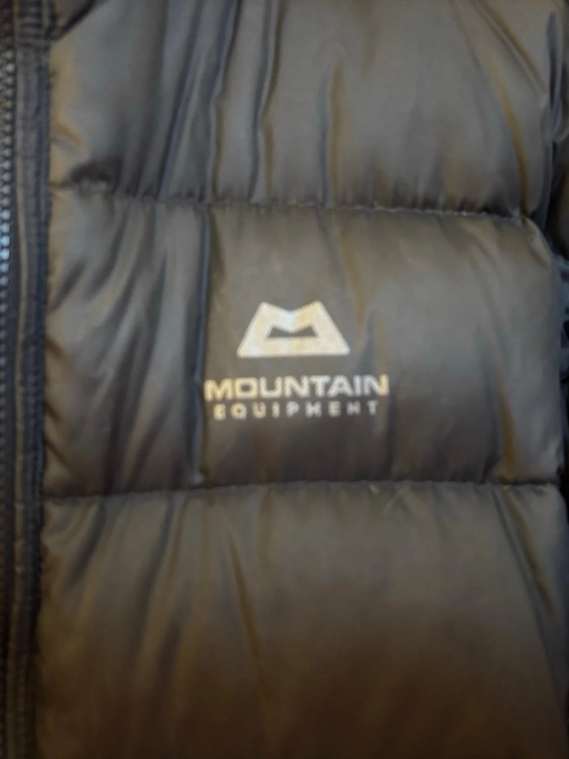 Svart dunjacka i puffermodell från Mountain Equipment, storlek UK 8/XS - 2