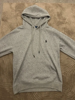 Polo Ralph Lauren  - En helt ny Polo Ralph Lauren Hoodie som jag råkat köpa fel storlek av. Storleken är S men XS och M passar lika bra. Säljer den för nästan helften av vad jag köpte den av. Behöver få pengarna så snabbt som möjligt, så att jag kan köpa en ny. Pirset kan även diskuteras
