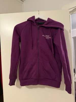 Peak performance hoodie - En lila hoodie från peak performance. Tröjan är mycket lite använd. Säljer då den är för liten.