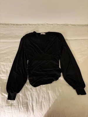 Långärmad topp - Säljer denna topp med silkesliknande lent material från Nelly🩷