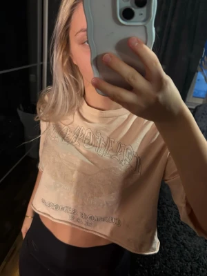 Ljusrosa croppad t-shirt med tryck - Ljusrosa croppad t-shirt med tryck framtill. T-shirten har lös passform, korta ärmar och är gjord i 100% bomull. Storlek XS. Från H&M, Divided . Skriv för fler frågor!