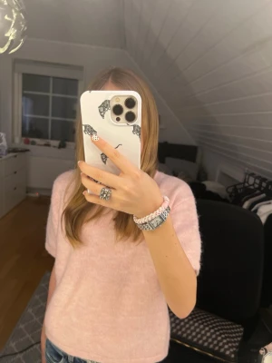 Ljusrosa stickad tröja Gina Tricot - Supersöt ljusrosa stickad tröja från Gina Tricot med korta ärmar💓 Tröjan har en mjuk och fluffig känsla, perfekt för att addera lite färg till din outfit. Enkel och stilren modell som är lätt att matcha. Pris kan diskuteras💘