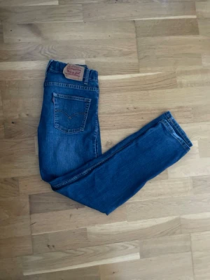 Levi's 511 Jeans - Hej! Jag säljer ett bar Levi’s jeans med modellen  511 slim. Storleken är 14A vilket är 14 år (158-164) allt är mycket bra förutom läder lappen där två stygn är borta, så det går mycket bra att laga! Har ni några frågor eller funderingar så skriv gärna!