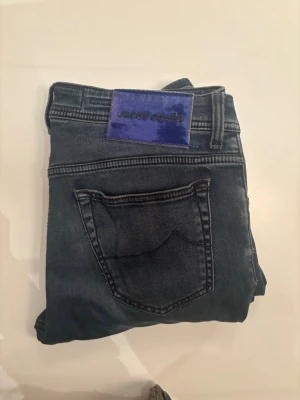 Jacob Cohën jeans  - Säljer ett par snygga och unika blå jeans från Jacob Cohën, modell Bard. Storlek 32. Skick 8,5/10. 