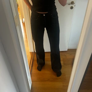 Svarta Zara jeans  - Säljer nu mina svarta jeans från Zara för att jag tyvärr köpte fel storlek. Endast använt dessa två gånger, ser nya ut! Väldigt skön passform, mid/low waist