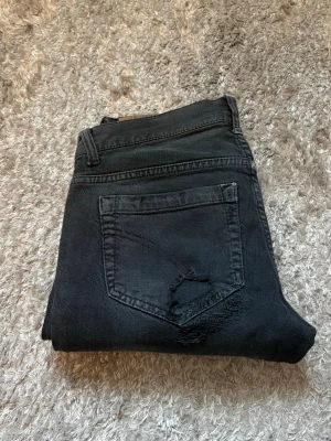 Dondup jeans - Dondup jeans | Riktigt feta och populära jeans | Skick= 9,5/10 | nypris= 4000 kr | vårt pris= 599 kr | Hör av dig vid minsta fundering!