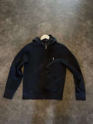 Raulph Lauren zip - Säljer en raulph lauren zip hoodie i färgen mörkblå, strl xs. Den är i väldigt bra skick, skriv ifall du undrar nåt!👍