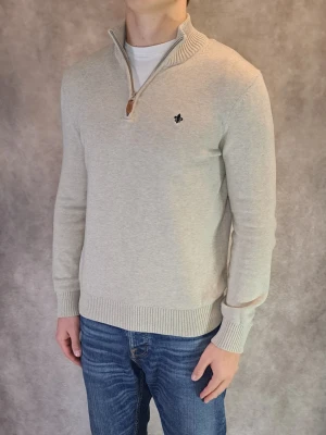 Morris Half Zip - Stl S - Riktigt fin half zip från Morris I färgen beige med en svart logga! Skick: 9,5/10 utan defekter | Stl: S | Modellen är 175cm lång och den sitter riktigt bra! |