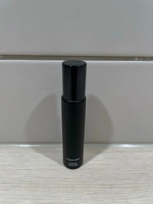 Tom Ford Ombré Leather parfym - Stilren och modern parfym från Tom Ford. Flaskan är kompakt och enkel att ta med. Perfekt för dig som vill ha en exklusiv känsla i din vardag.