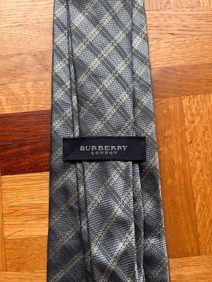Burberry slips - Otroligt vacker slips från Burberry. Jättebra skick och slips. Köp!