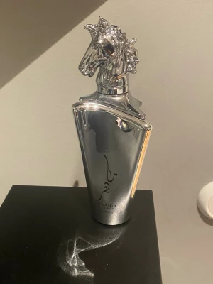 Lattafa Maahir Legacy 100ml - Säljer Lattafa Maahir Legacy som passar perfekt till våren och sommaren. Nästan helt full, ordinarie pris 340