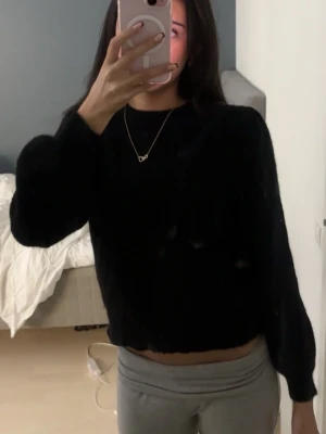 Svart stickad tröja  - Säljer en svart stickad tröja så den ej kommer glöm användning. jätte bra kvalitet o varm 💕
