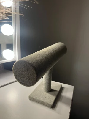 Ingen väst på bilderna - Bilderna visar ett smyckesställ i beige sammet, inte en väst. Ingen väst finns till salu på dessa bilder.