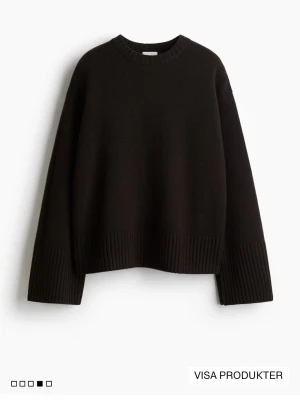 Brun oversized stickad tröja Hm - Jätte fin och mysig brun stickad tröja från hm med lite oversized passform och breda ribbade muddar vid ärmslut och nederkant..