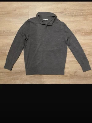 Stickad piké tröja  - Säljer en stickad piké tröja från Zara. Inte använda mycket alls. Mycket bekväm av det jag testat. 