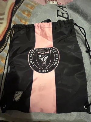 Idrtottsväska miami  - Jag säljer den för att jag har 2 st och ja vad är meningen och ha 2 fast priset kan diskuteras och den är inte så använd och den är ifrån Spanien priset kan diskuteras!💞