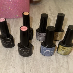 Limegirl gel polish och top/base coat - Säljer flera flaskor gel polish från Limegirl i nyanser som ljusrosa och persika, samt base coat och top coat från både Limegirl och Regina Lima. Perfekt för dig som gillar att fixa naglarna hemma med UV/LED-lampa. Små svarta flaskor med färgkod på locket.